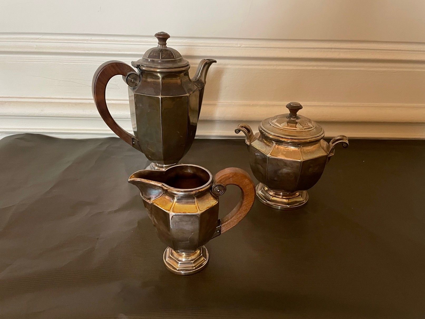 Null 三件式镀银柱形茶具。

约1925年。

金匠：Christofle