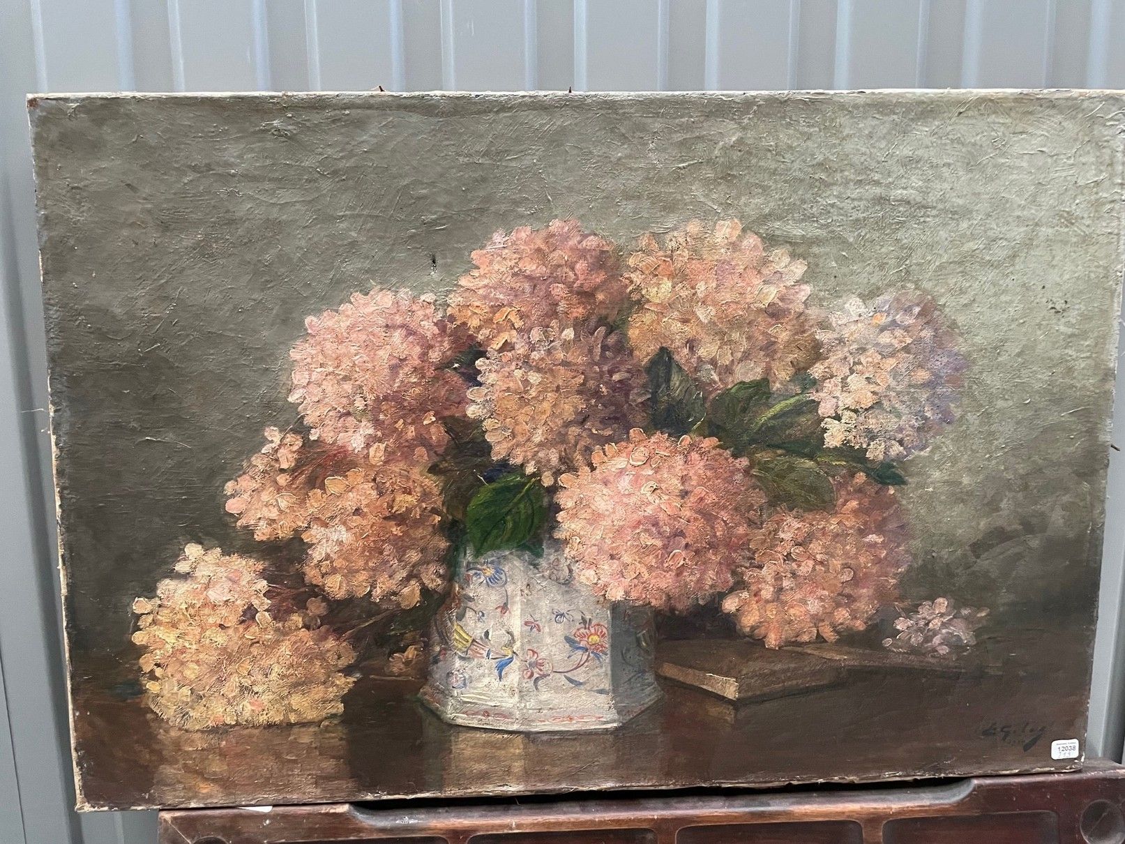 Ecole moderne : 
"Bouquet d'hortensias dans un vase" 
Huile sur toile, porte une&hellip;