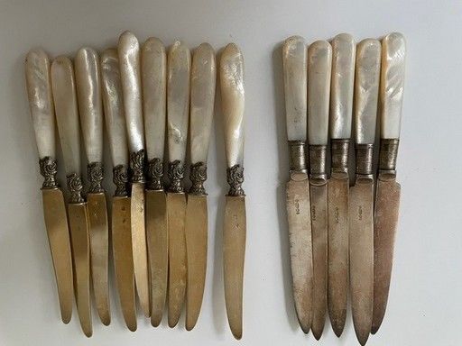 Null Fourteen knives with vermeil blades and mother-of-pearl handles.

(Two mode&hellip;
