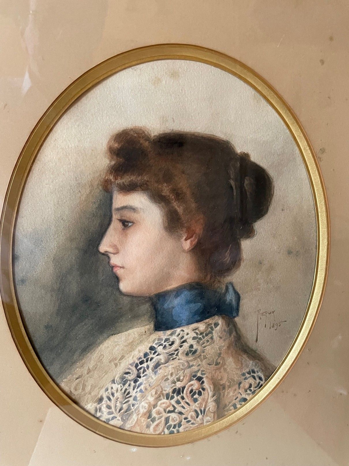 Null "一个女人的侧面画像

椭圆形的水彩画，署名REYOP，日期为1895年

27 x 21,5 cm