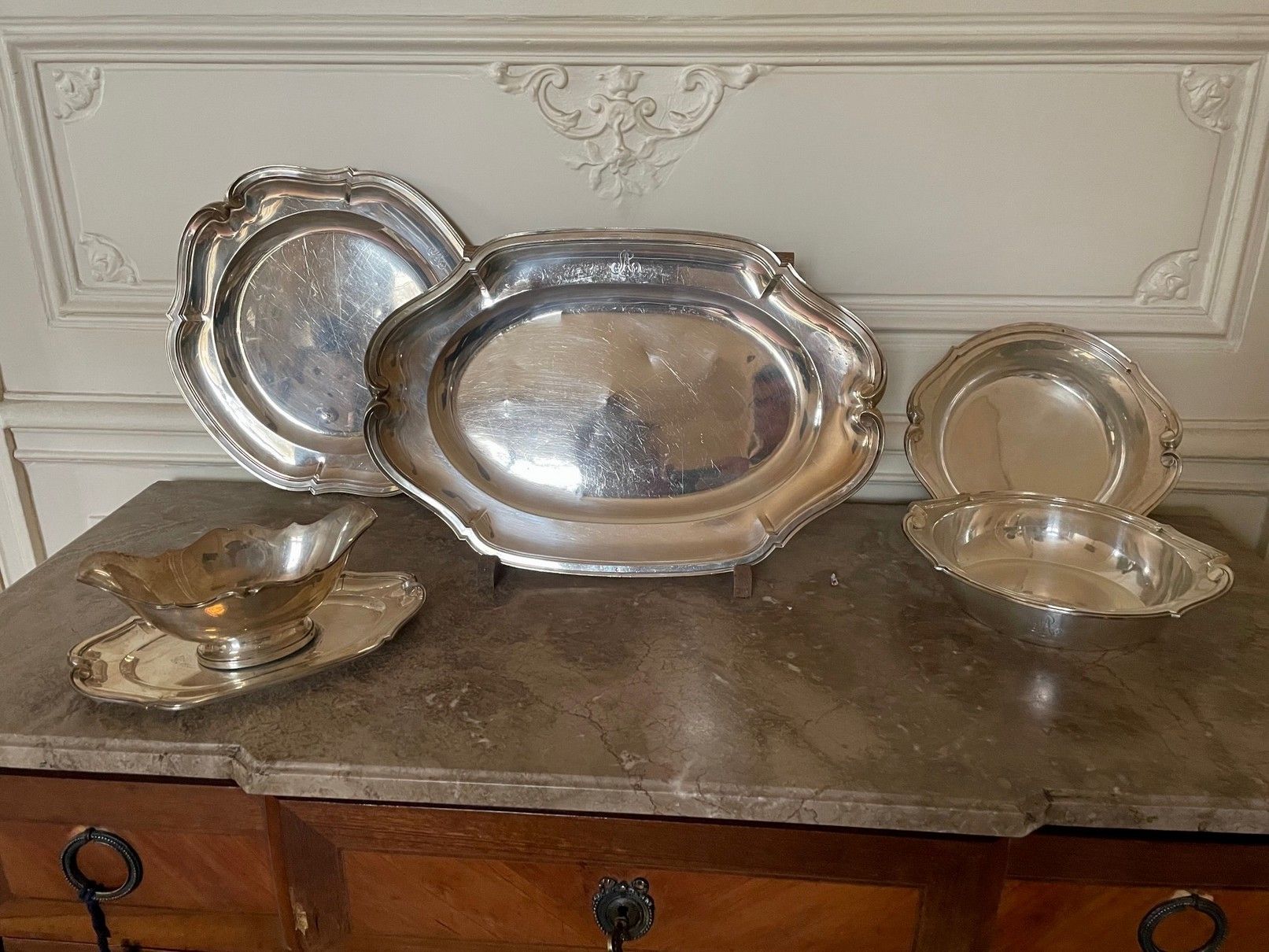 Null 套装包括 :一个圆盘，一个椭圆盘，一对碗，一个带银质展示架的酱缸，锉刀和轮廓模型。
