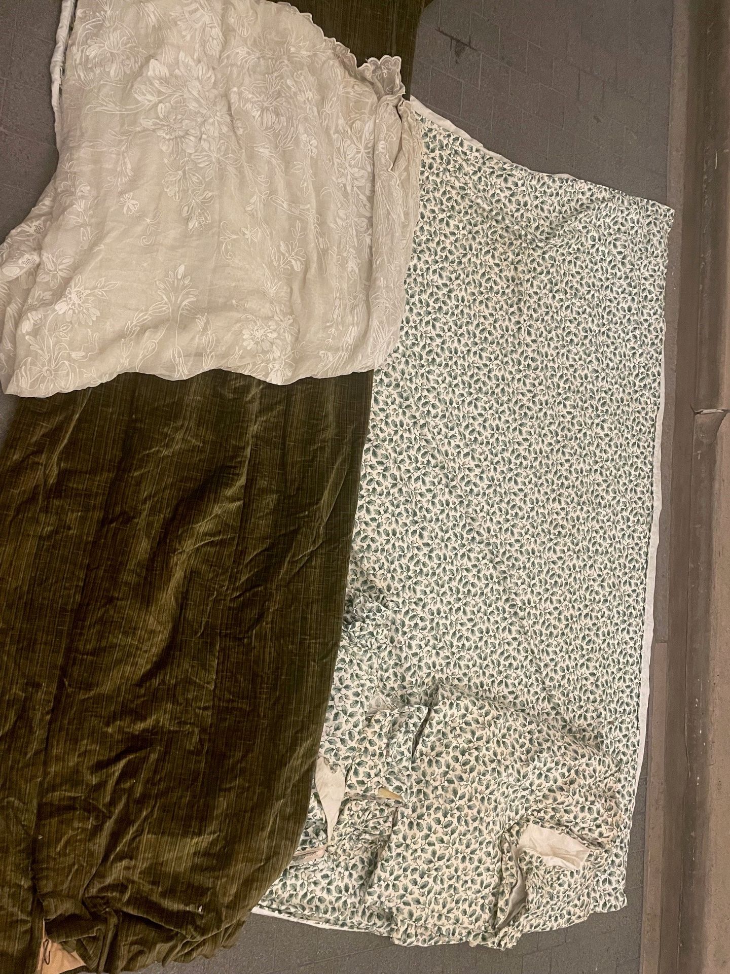 Null 
一套两个绿色天鹅绒窗帘，床罩和两个装饰有橡树叶的枕套。还有一套玛卡姆窗帘。
