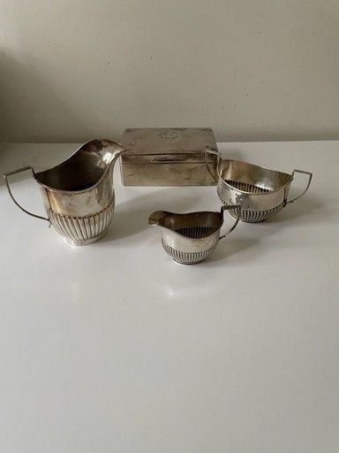 Null 英国银质茶具：糖碗、牛奶壶和咖啡壶，以及一个香烟盒。

总重量：720克