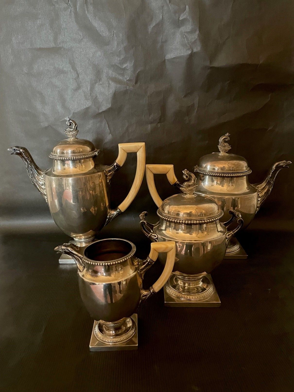 Null 
银质茶具和咖啡具,圆筒形,有珍珠装饰,鹰头水嘴。




Goldsmith Tétart frères 




总重量：2 300克。