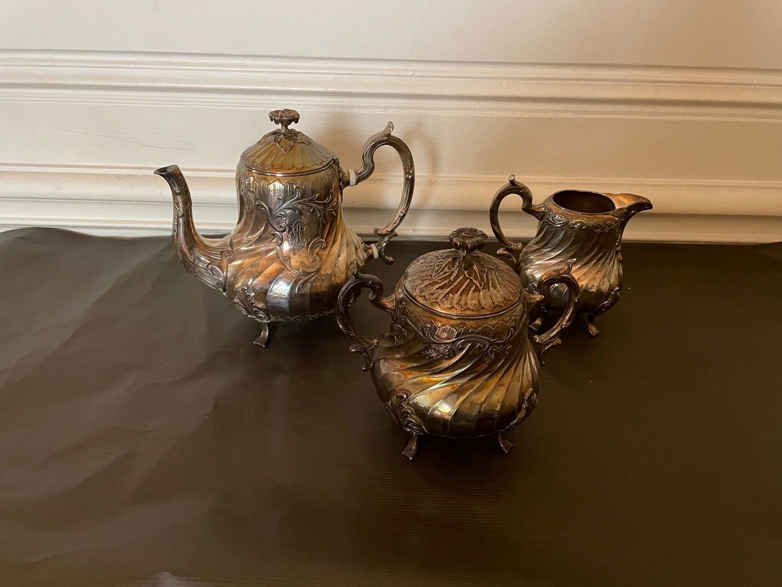 Null 三件套镀银茶具，装饰有躯干和树叶。