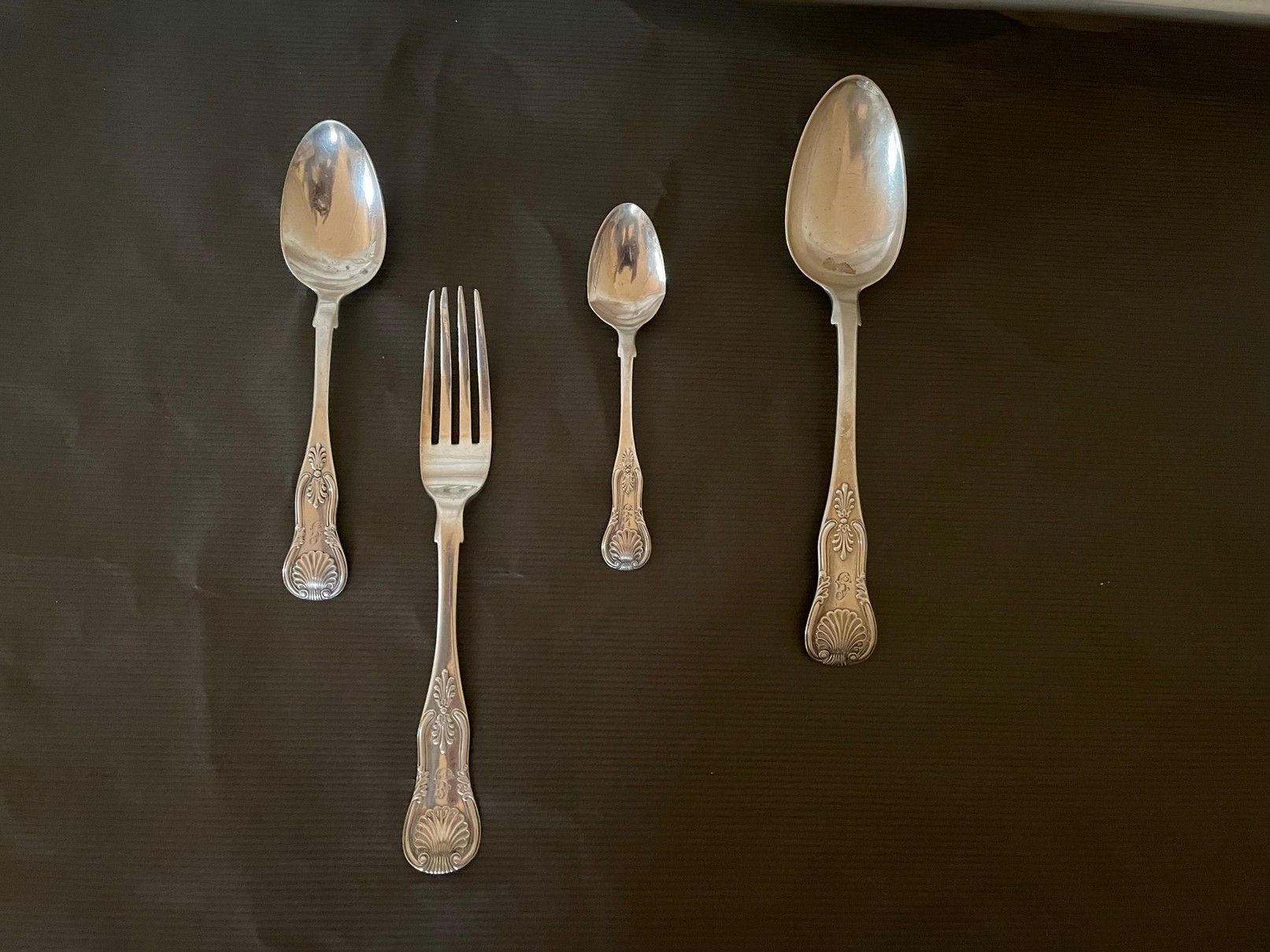 Null Silver lot including: nine forks, three coffee spoons, four table spoons, t&hellip;