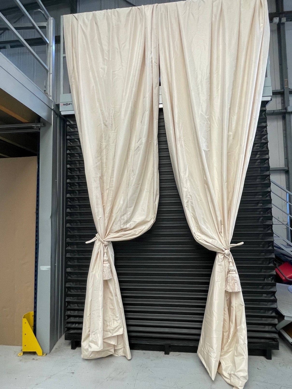 Null Ten pairs of taffeta curtains.

500 x 150 cm