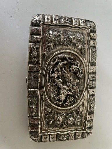 Null Silver snuffbox with embossed decoration of garlands of flowers and jousts.&hellip;