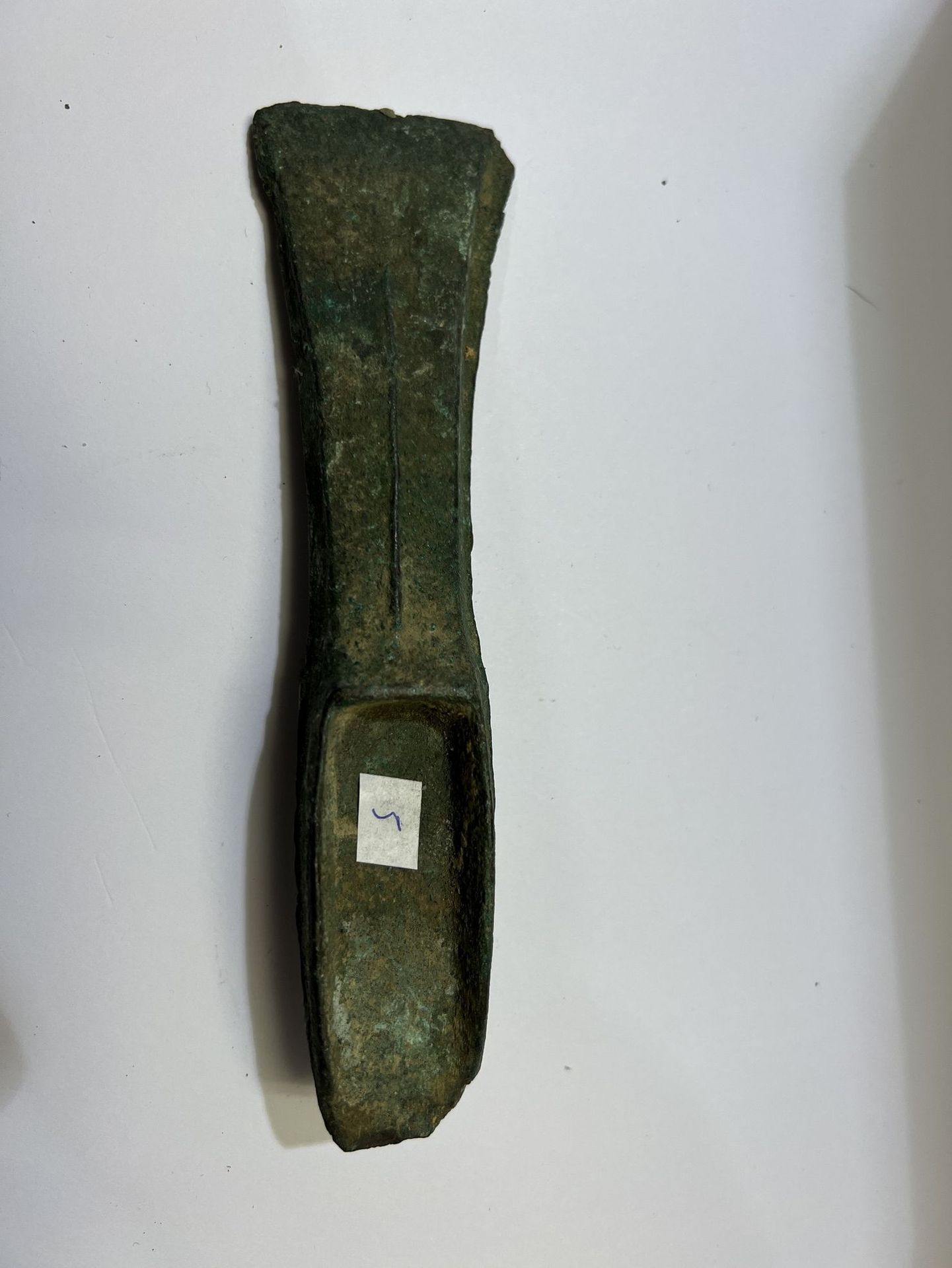 Null 
无侧环的脚跟斧头


青铜器，有绿色结皮的铜锈。有趣的双壳类霉菌的缺陷。


法国，青铜时代晚期




l.16.8厘米




Henri Le&hellip;