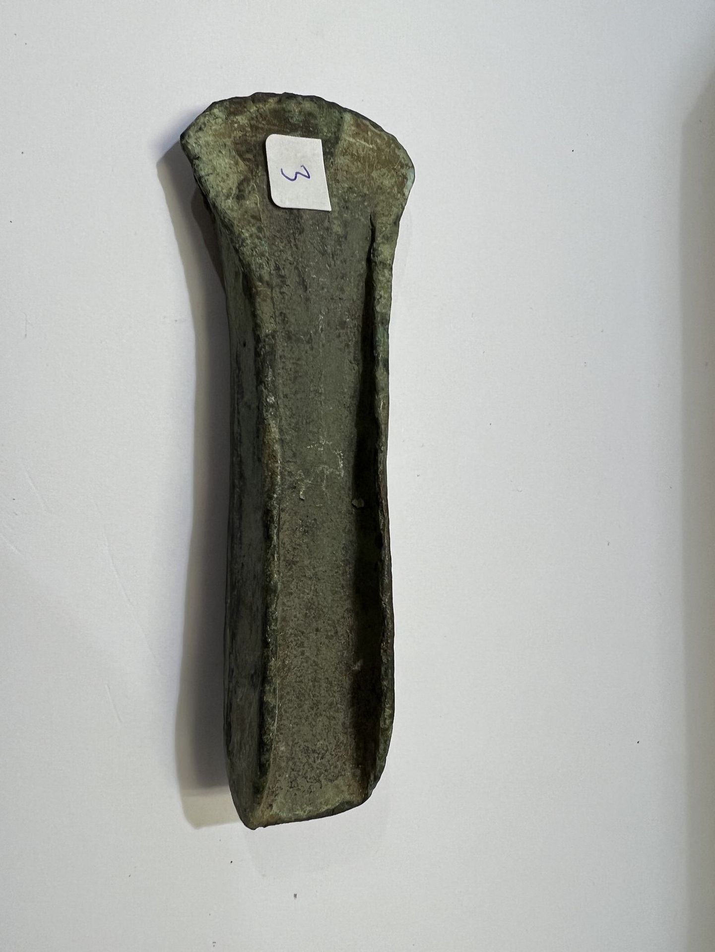 Null 
Axt mit Rand und konvexer Klinge




Bronze mit grüner Patina. Kleiner Sto&hellip;