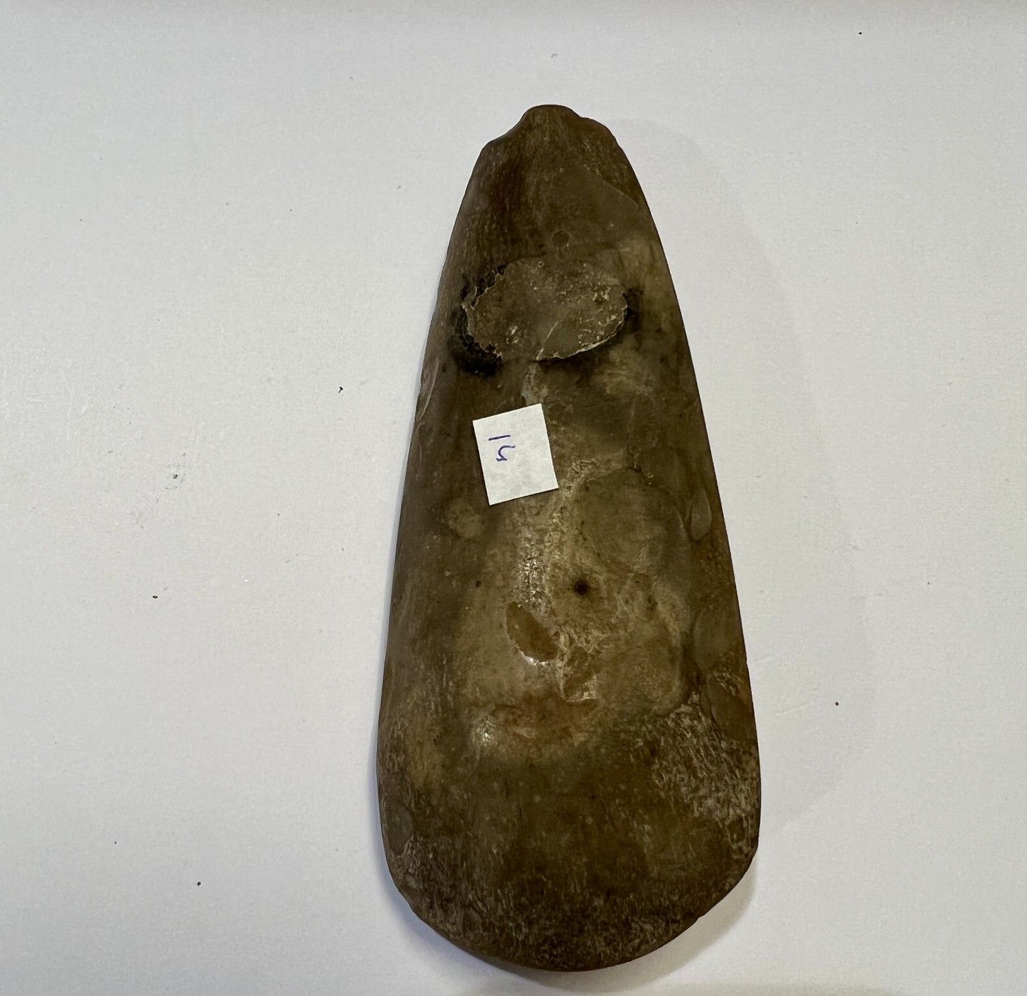 Null 
Hacha pulida


Beige sílex


Francia, Neolítico




l. 13,2 cm




Colecci&hellip;