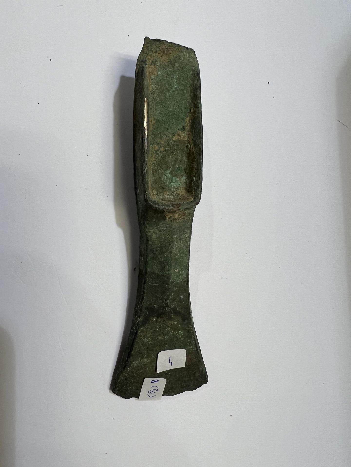 Null 
无侧环的脚跟斧头


青铜器，有绿色结皮的铜锈。刃口上有小缺口。


法国，青铜时代晚期




l.15,5 cm




Henri Le Li&hellip;