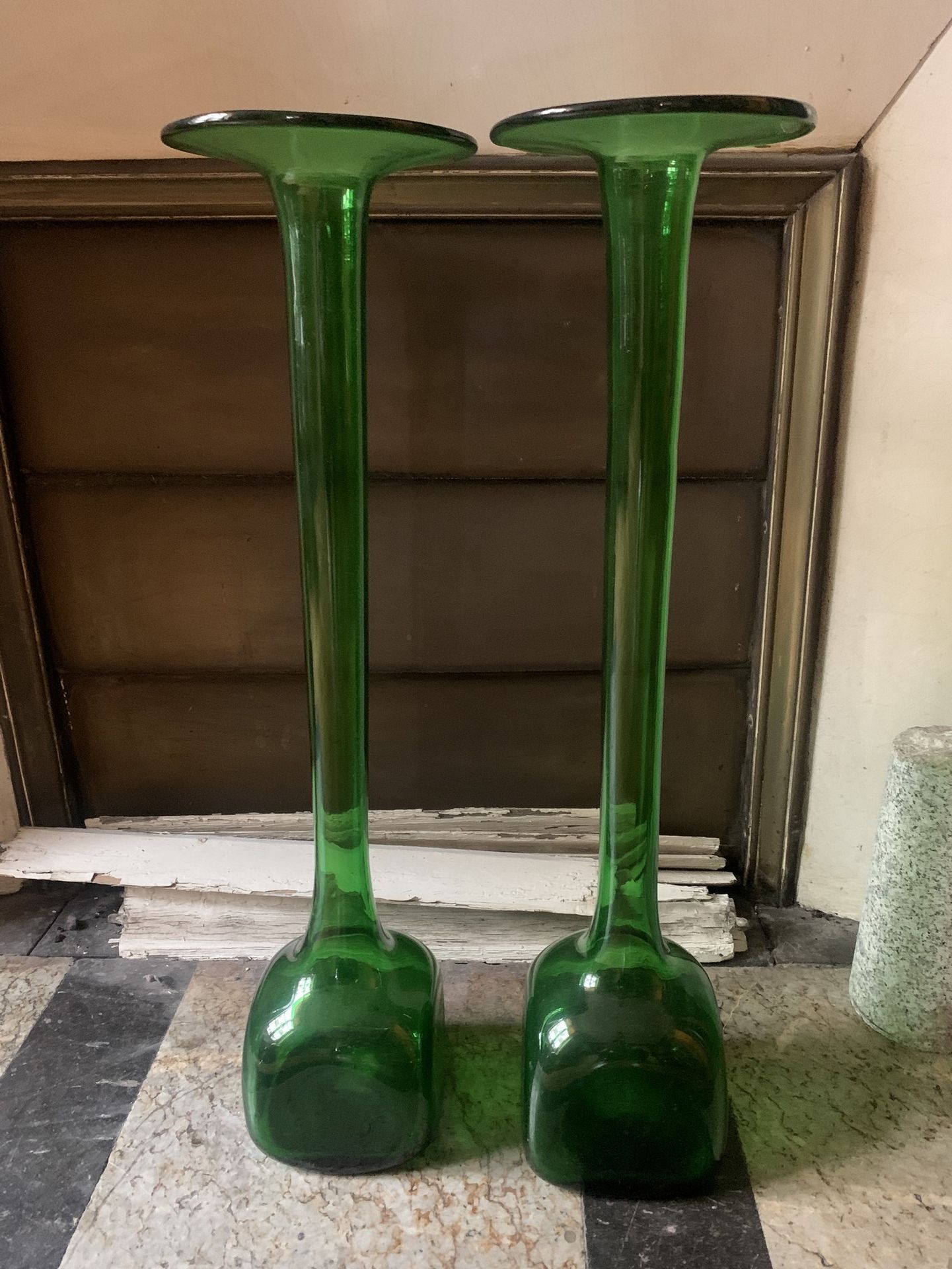 Null Zwei Soliflor-Vasen aus grünem Glas, quadratische Basen und zwei Übertöpfe &hellip;