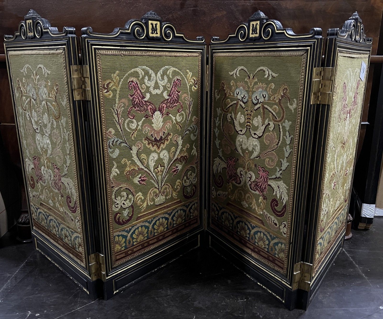 Null 黑漆镀金的木制壁炉屏风，有四块饰有挂毯的面板。19世纪晚期。

每块面板：88 x 48 cm._x000D_

无目录销售。以最优惠的价格出售--无&hellip;