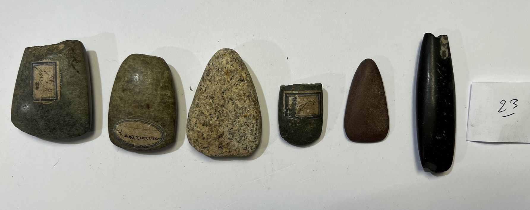 Null 
拍品包括四把磨光的斧头和两块碎片，其中一块是黑石，有一个古老的穿孔脚跟，一块是花岗岩，一块是纤维岩，一块是白云岩，一块是红石，一块是翡翠？


法国&hellip;