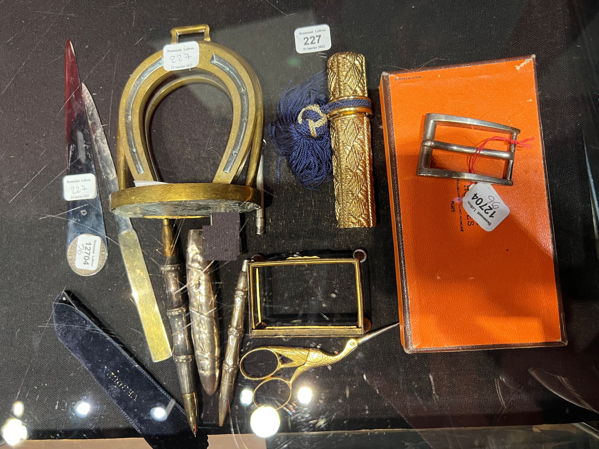 Null Hermes belt buckle, horseshoe letter rack and desk set.

SALE WITHOUT CATAL&hellip;