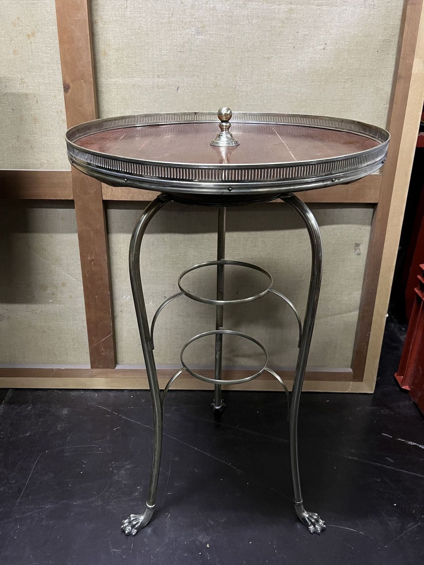 Null 镀铬的金属基座桌，木质桌面和爪形脚。

高度：76厘米。76厘米；直径45厘米_x000D_。

无目录销售。以最佳价格出售--无底价。