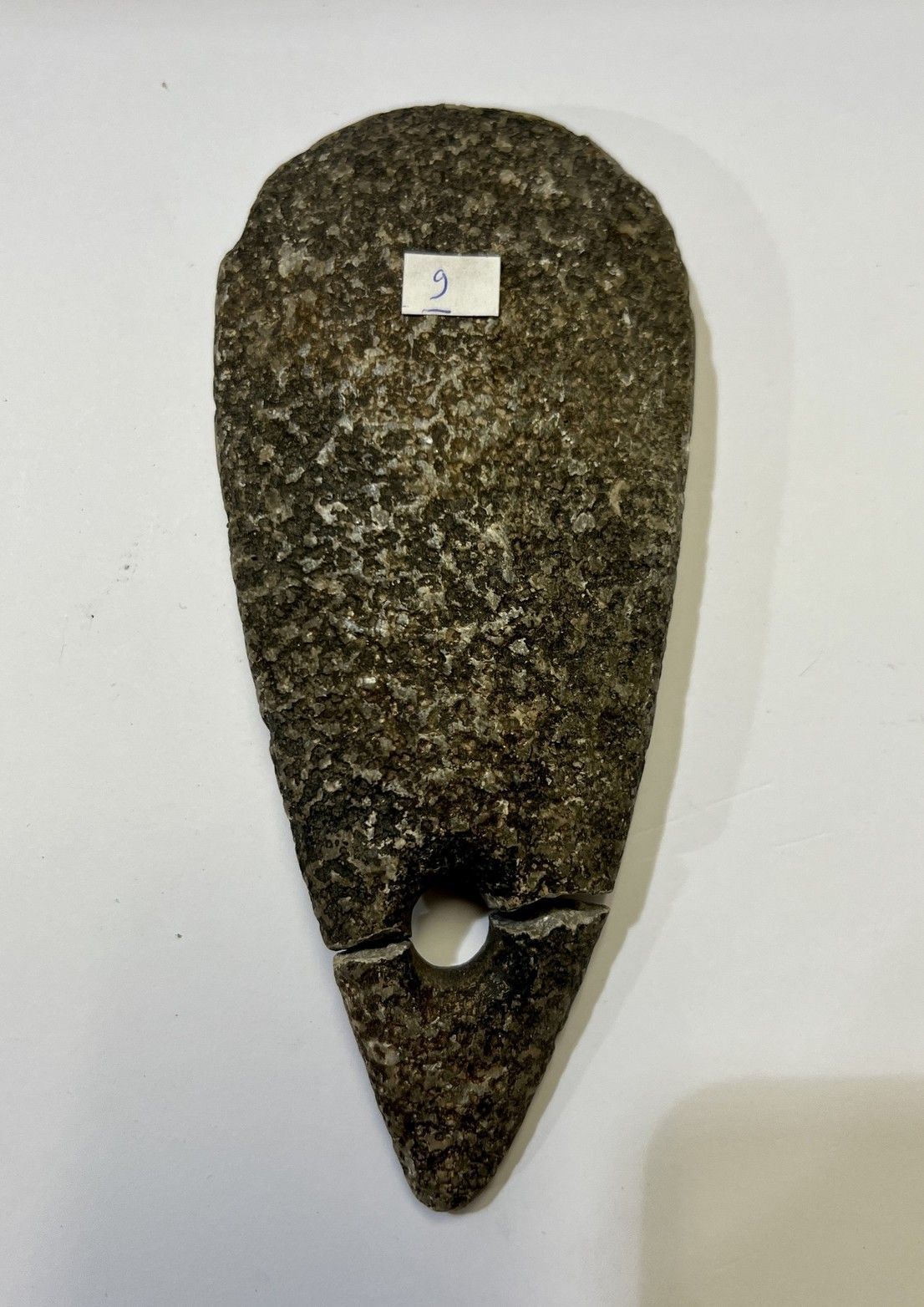 Null 
穿孔的雌性斧头。罕见的模型。


灰色的块状石头。边缘有缺口。


法国, 新石器时代晚期


l.15.6厘米




Henri Le Lièv&hellip;