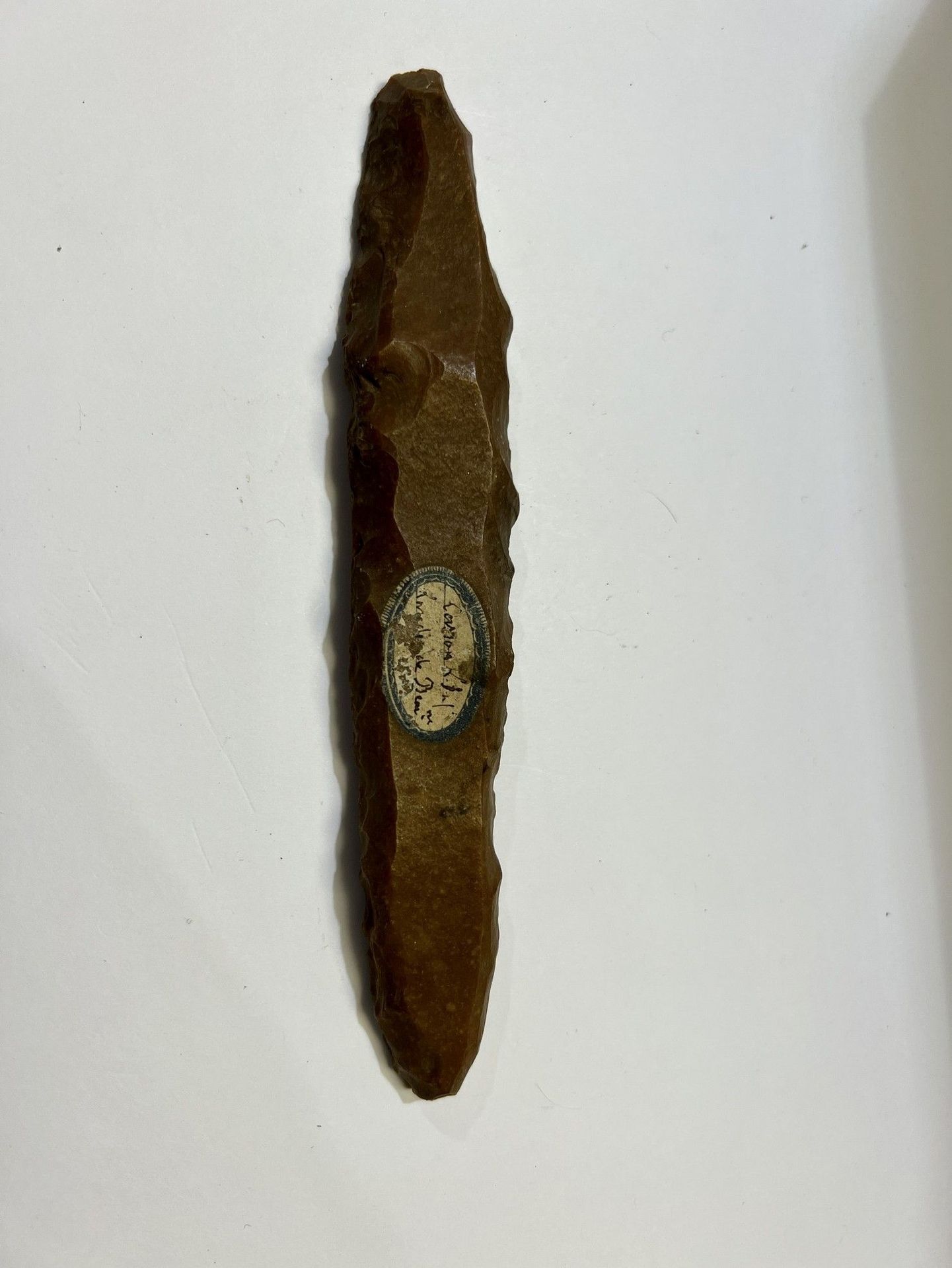 Null 
边缘经过修饰的刀刃上的刀具


来自大普雷西尼的棕色火石


法国, 新石器时代早期




l.17厘米




旧标签显示 "Casson Lo&hellip;