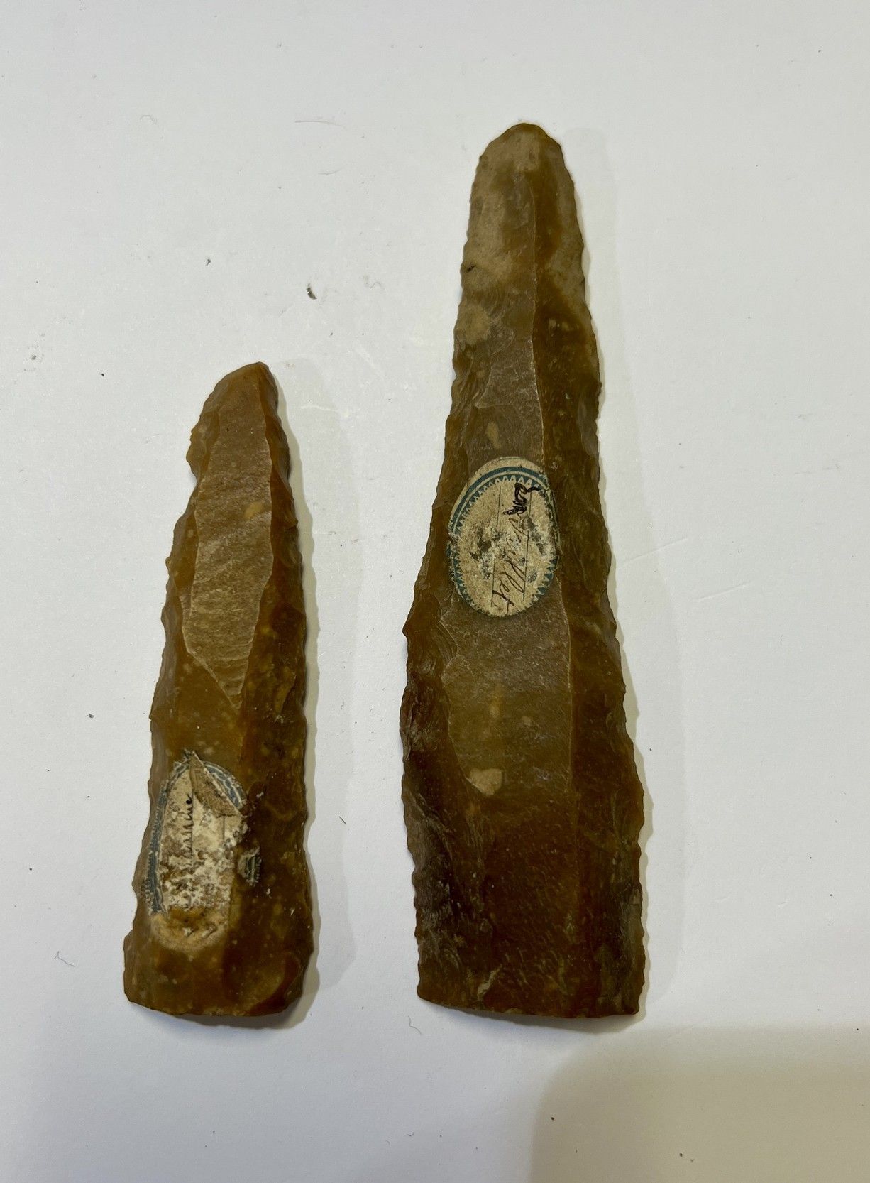 Null 
一套两把刀的碎片，边缘经过修饰的刀片


来自大普雷西尼的棕色火石




法国, 新石器时代




l.9厘米和12.6厘米


无法阅读的旧标&hellip;
