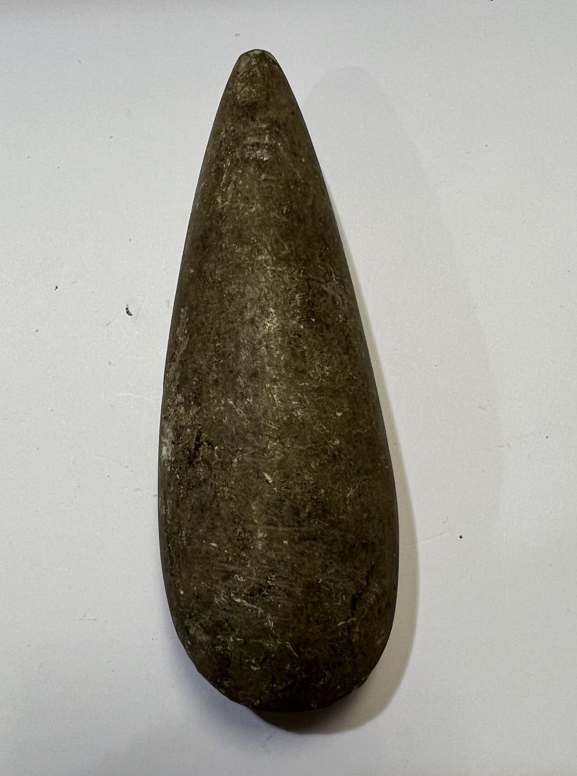 Null 
雌性斧头 


灰色的石头。一面有划痕。


法国, 新石器时代




l.13厘米




Henri Le Lièvre de la Touc&hellip;