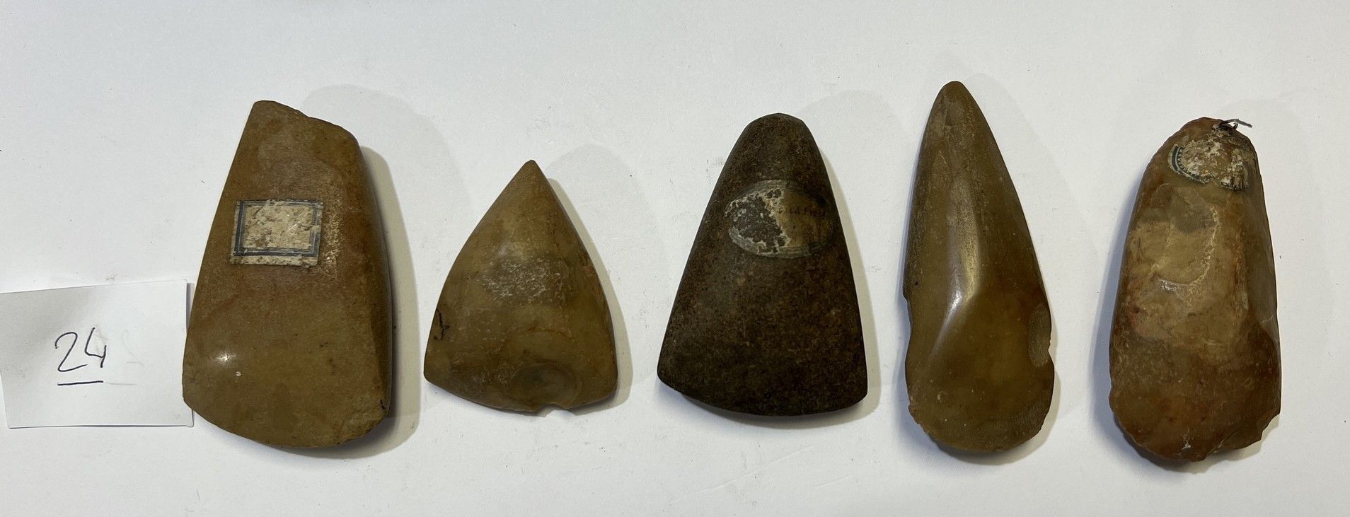 Null 
一套五把抛光的轴


棕色燧石四件，灰色石头一件




法国, 新石器时代




l.6厘米至8厘米




旧标签的痕迹






Henr&hellip;