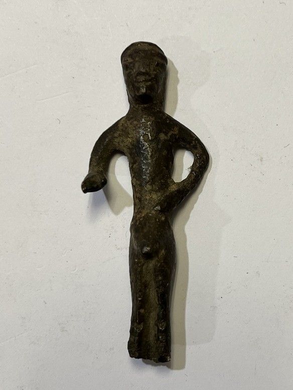 Null Stehende männliche Statuette, nackt, mit vorstehendem Geschlechtsteil, den &hellip;