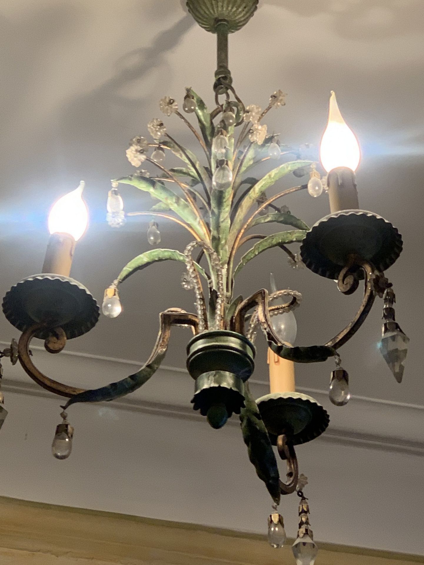 Null Pequeño candelabro de chapa y bronce lacado en verde con tres brazos de luz&hellip;