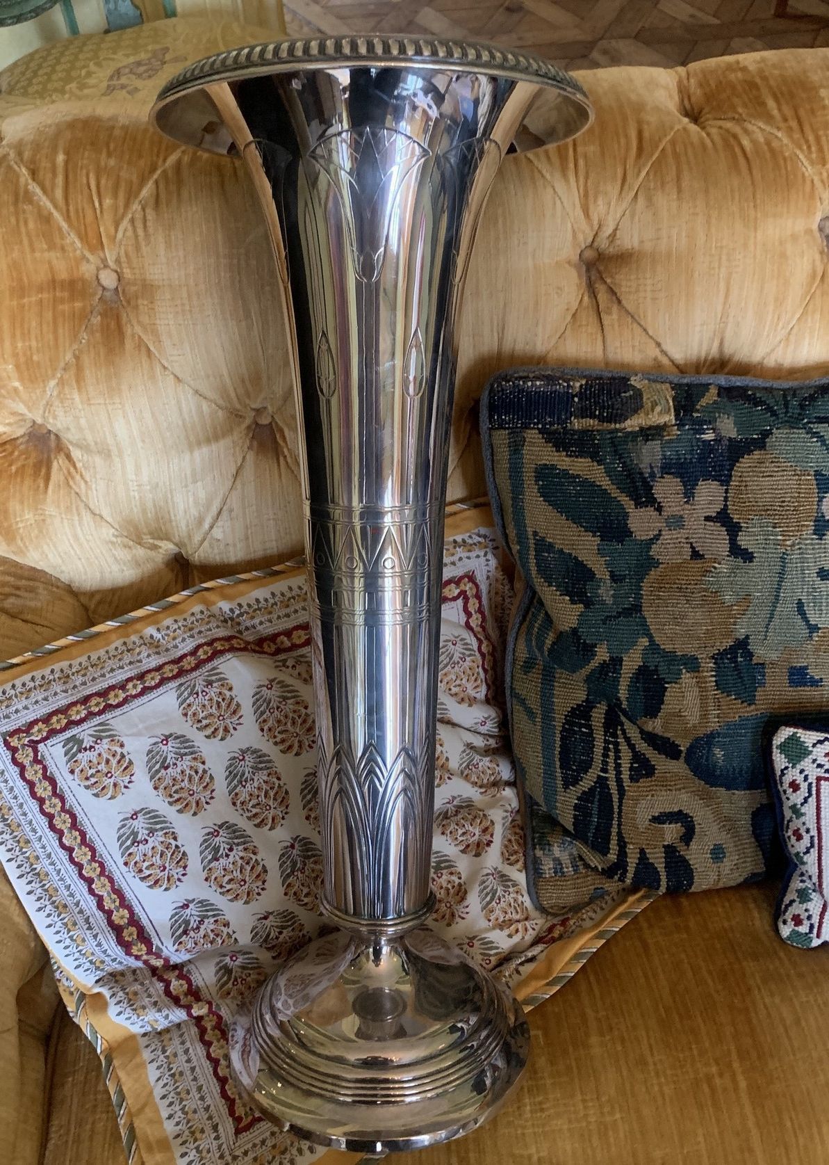 Null Grand vase cornet sur piédouche en métal argenté à décor de fleurs de lotus&hellip;
