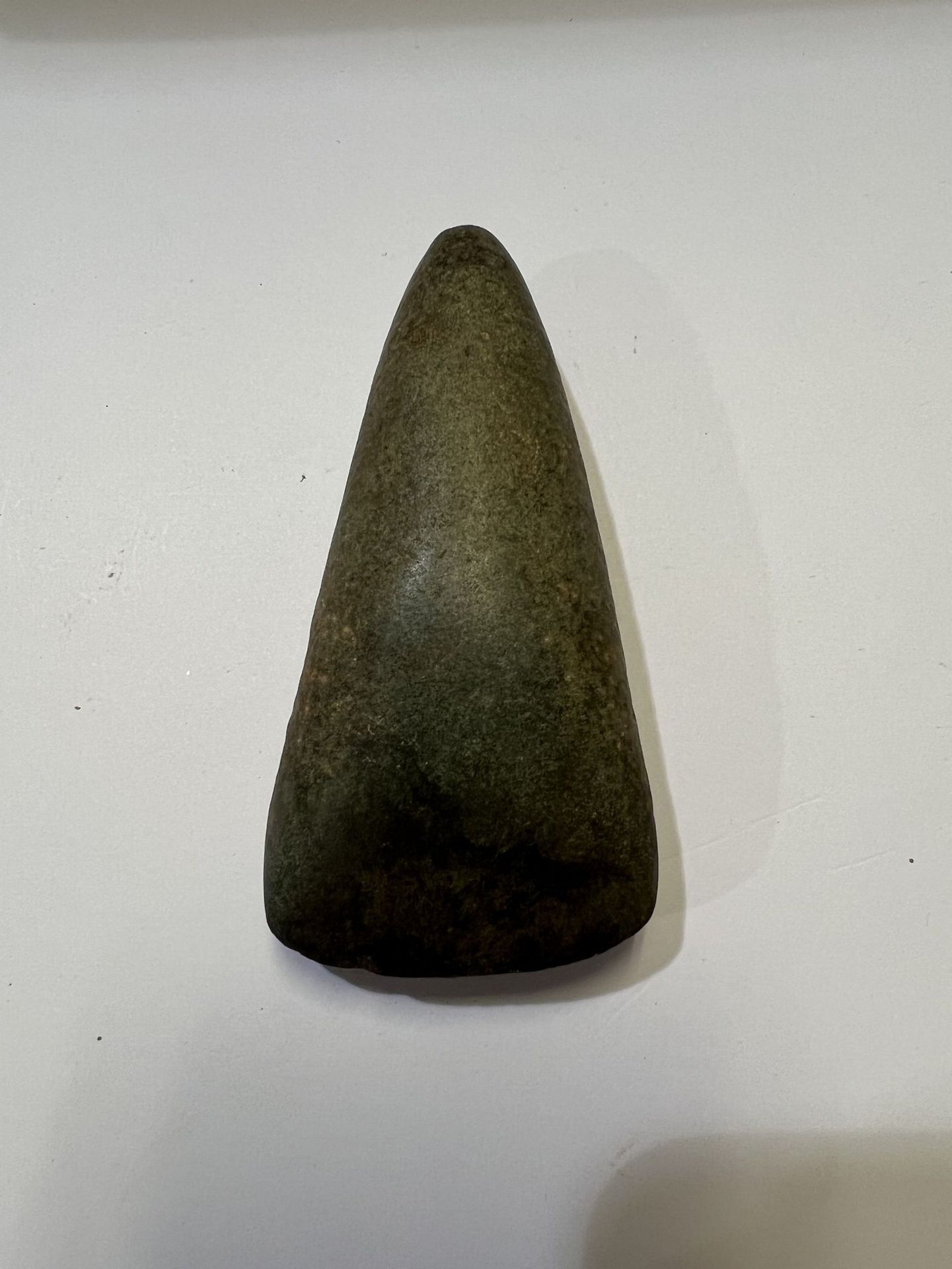 Null 
抛光的斧头，后跟有轻微的凹痕。


绿色的石头 




法国, 新石器时代晚期




l.10厘米


Henri Le Lièvre de l&hellip;