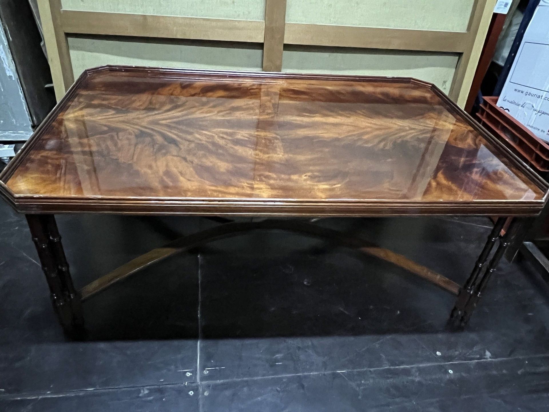 Null Tavolino in legno a sezione quadrata con piano in vetro per esposizione.

V&hellip;