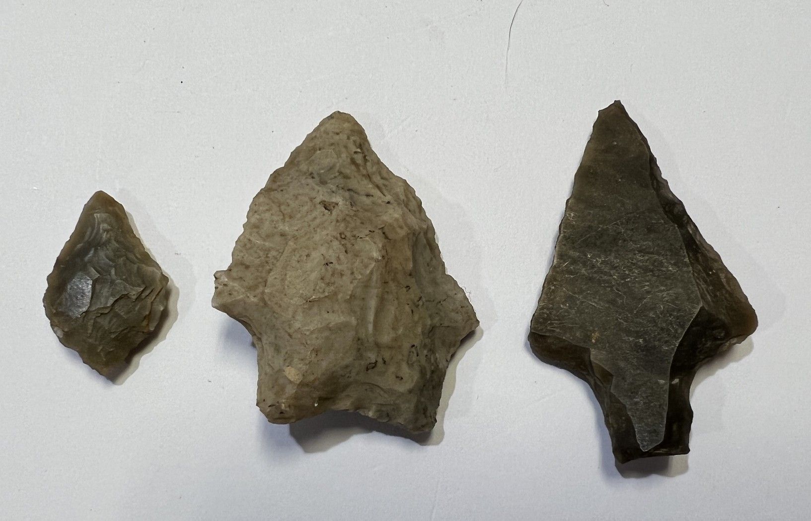 Null 
Lot including three arrowheads of which one foliated, one with wings and p&hellip;