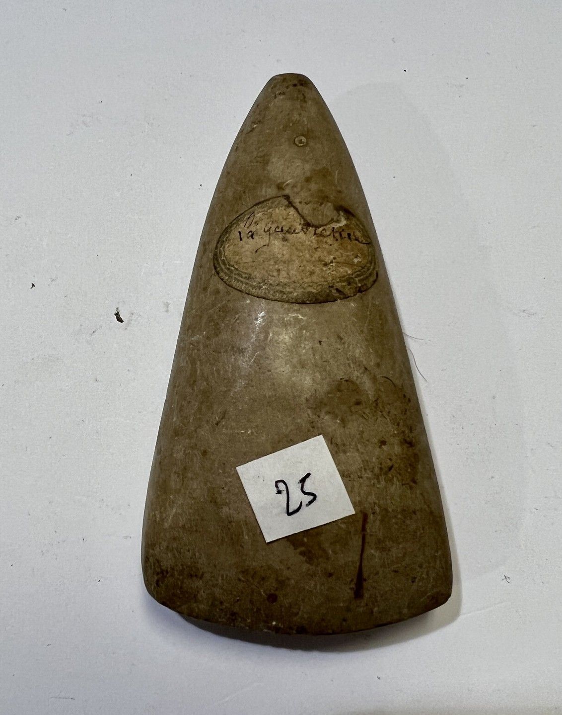 Null 
抛光的斧头


米色火石


法国, 新石器时代


l.9.2厘米


旧标签显示 "La Gauterie




Henri Le Lièvr&hellip;