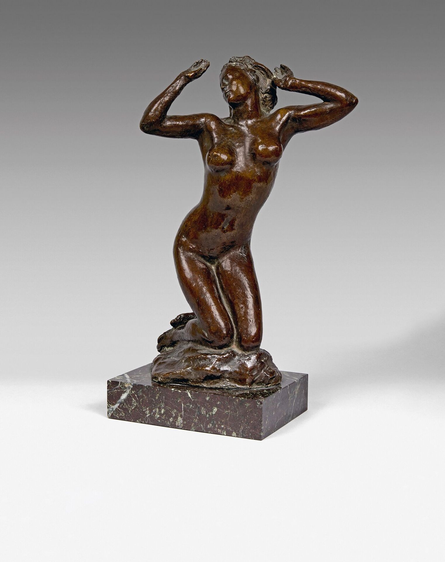 Null 马塞尔-洛约 (1895-1936)

跪姿裸体，1926年

染色的青铜证明，有签名和日期。

失蜡 C．Valsuani.

带底座的高度：39.&hellip;