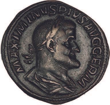 Null MAXIMIN I (235-238)
Sesterce.罗马（236-238）。
他的半身雕像在右边有月桂冠，有披肩，有护身符。
R/健康坐在左边，&hellip;