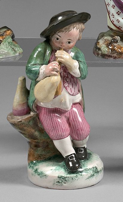 NIDERVILLER 代表一个站在基座上吹风笛的孩子的塑像，有多色装饰。
标记的。
18世纪。
 （手、帽子、手臂和外套的修复；风笛、帽子和肩膀的修复缺口）。&hellip;
