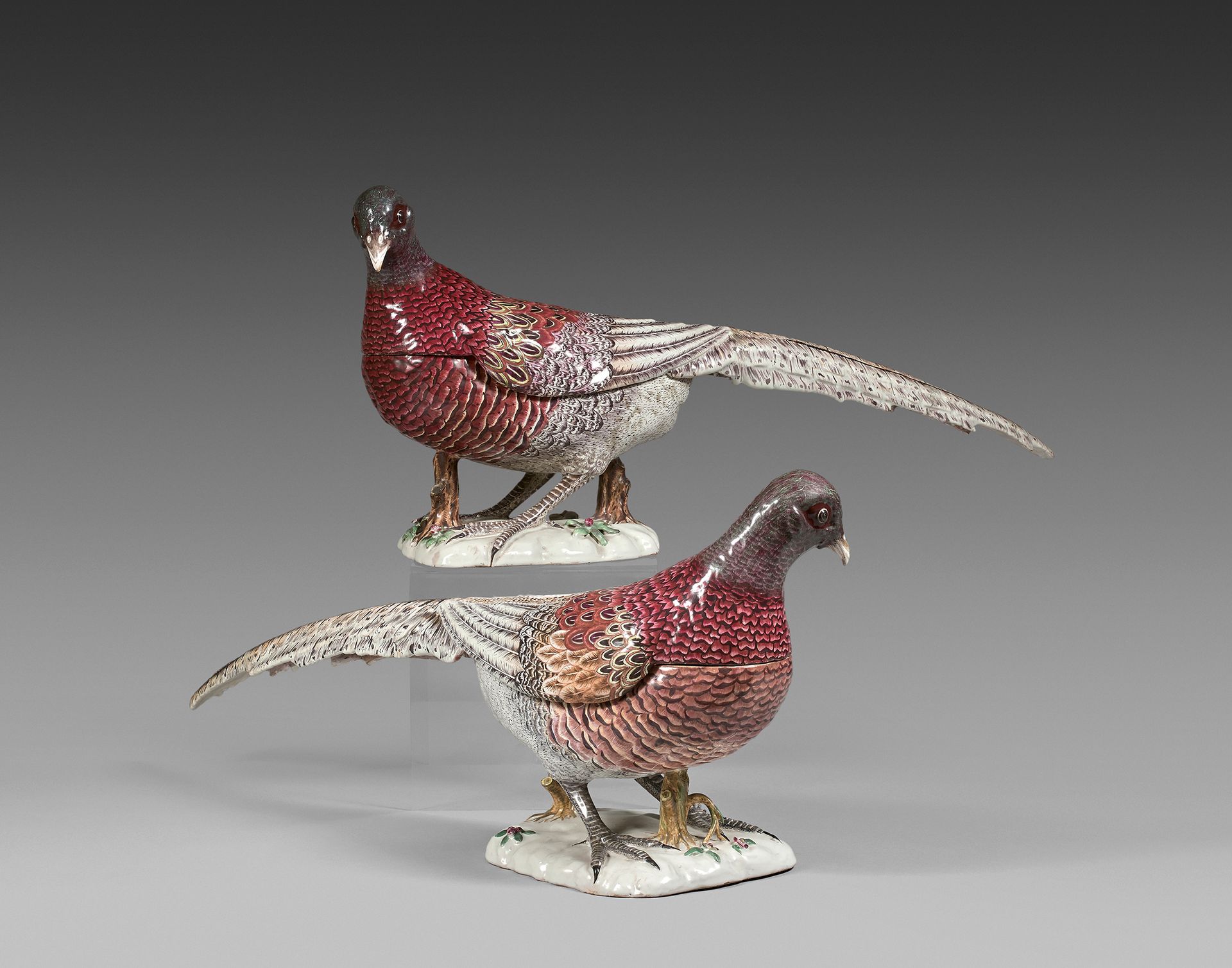 STRASBOURG 
罕见的野鸡形状的有盖陶罐，有棕色和米色的多色装饰，用锰紫加强，显示羽毛。它矗立在一个白色的底座上，上面有浮雕式的花朵装饰。



保罗-&hellip;