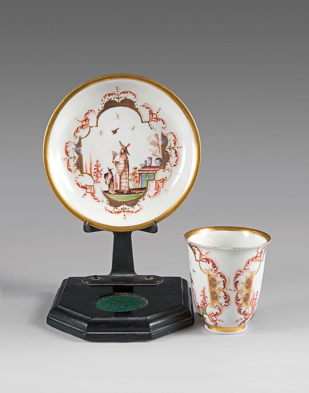 MEISSEN 瓷杯和碟子，有多色和金色的中国人装饰，周围有叶子。
约1725-1730年。
高度：7.5厘米
直径：14厘米