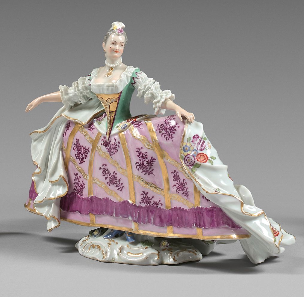 MEISSEN 表现蓬巴杜夫人扮演加拉蒂亚的重要雕像，被表现为一个歌剧歌手，穿着一条大的皱褶裙，她用左手拿着，有多色和金色装饰。裙子在紫色背景上饰有花卉图案，并&hellip;
