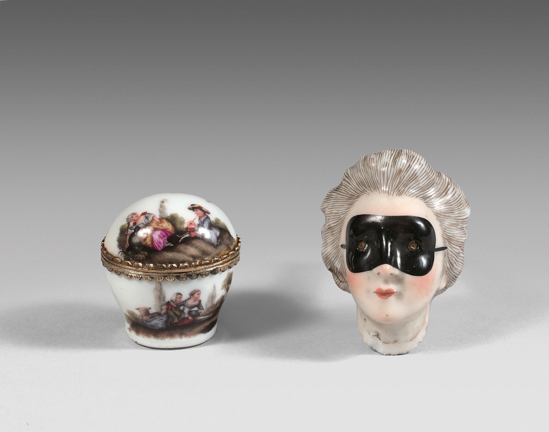 ALLEMAGNE, MEISSEN 盒盖为戴面具的女人头的形状，有多色装饰。
- 乡村风景多色装饰的香水瓶，鎏金金属框架。
18世纪。
 （磨损的黄金）。
高&hellip;