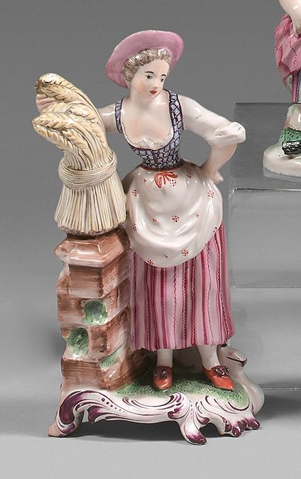 NIDERVILLER 代表一个年轻农妇的雕像，站在一个罗盖尔底座上，拿着柱子上的麦穗，有多色和金色的装饰。
18世纪。
高度：13厘米