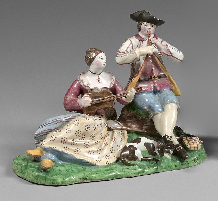 STRASBOURG 这组作品由一对夫妇组成，他们分别演奏旋风琴和长笛，脚下有一只狗，坐在一个椭圆形的仿草地的底座上，有多色装饰。
18世纪。
保罗-汉农时期。&hellip;