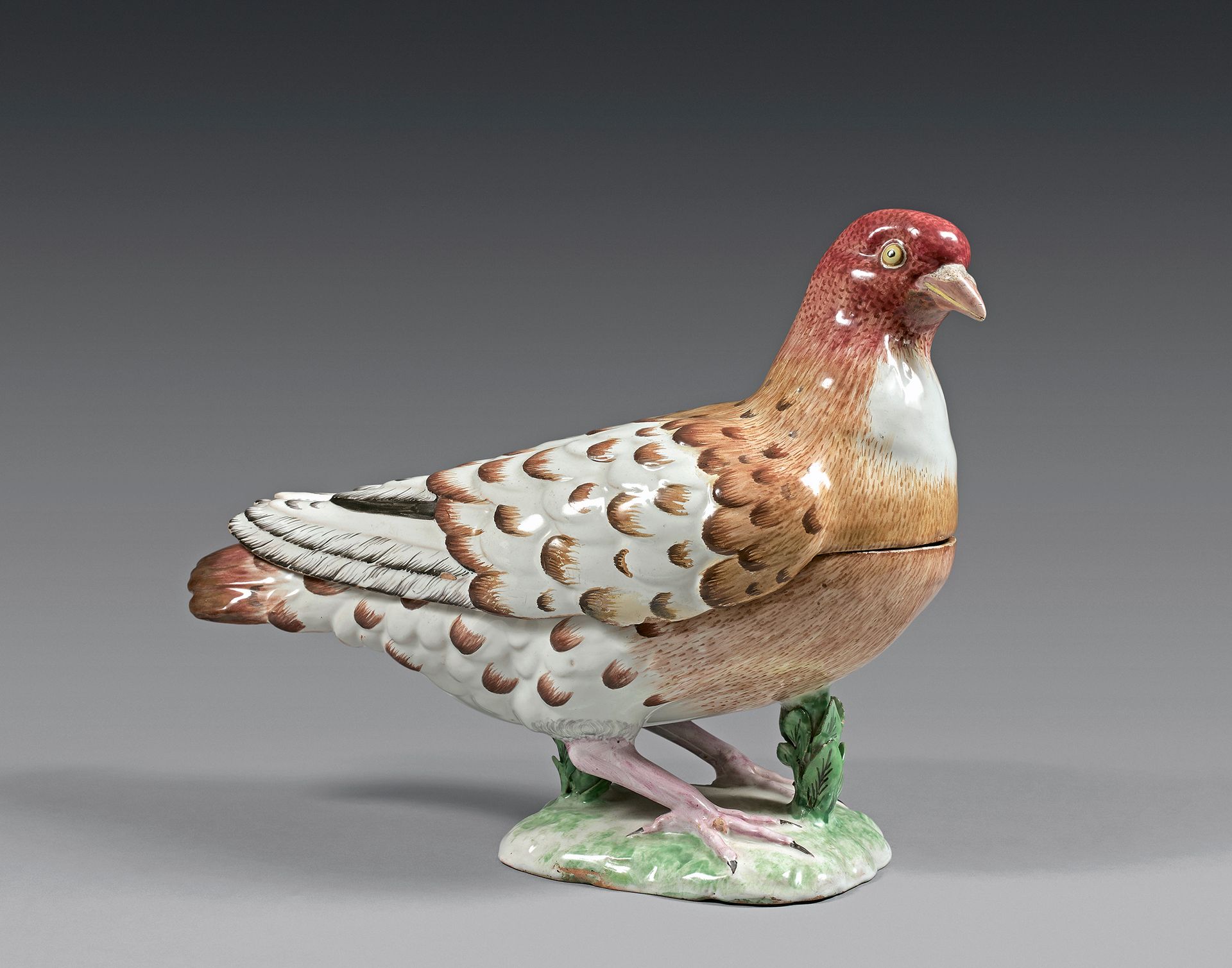 STRASBOURG 有盖鸽子盘，鸽子的羽毛以米色和棕色为背景，放置在仿草的底座上。
每个部件上都标有 "4"。
由保罗-汉农制作。
约1748-1754年。
&hellip;