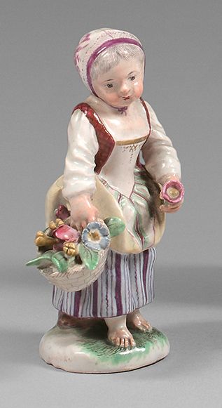 NIDERVILLER 代表一个女孩的小雕像，站在一个基座上，拿着一个花篮，有多色装饰。
18世纪。
高度：10.5厘米
