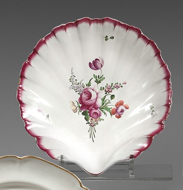 NIDERVILLER 贝壳形水果碗，边缘有多色装饰的细花束，花和紫梳。
18世纪。
直径：22厘米