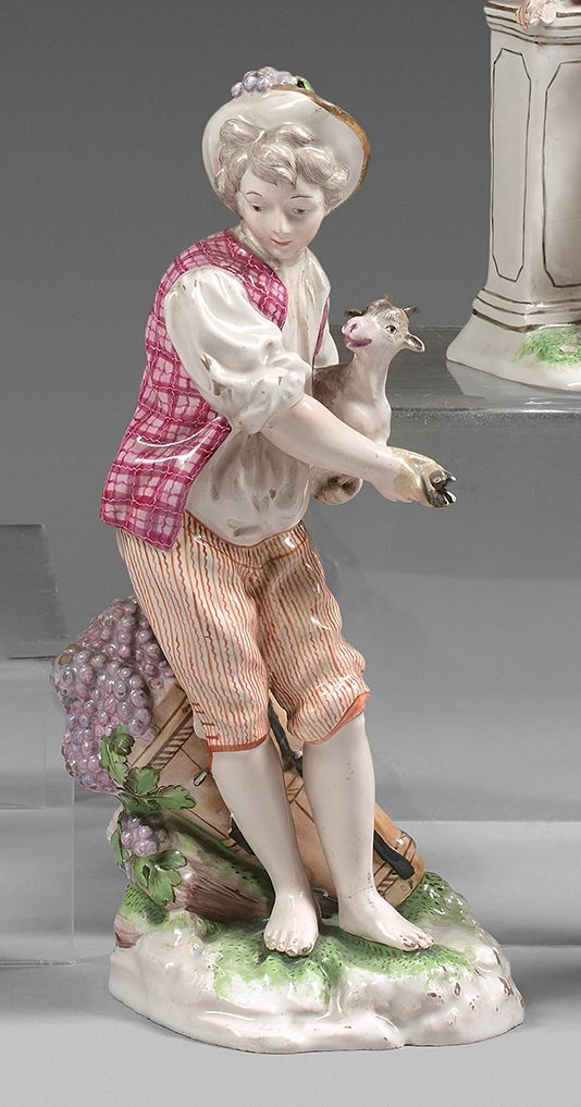 NIDERVILLER 大型雕像，代表一个牧羊人抱着一个孩子，靠着一个装满葡萄的罩子，有多色装饰。
18世纪。
 （颈部有修复，有缺口，有轻微重绘）。
高度：2&hellip;