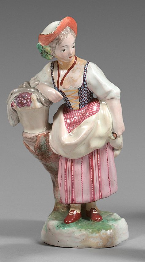NIDERVILLER 代表一个年轻的葡萄采摘者的雕像站在一个基座上，她的篮子放在一个树干上，有多色的装饰。
18世纪。
 （对颈部、底座和腿部进行修复）。
高&hellip;