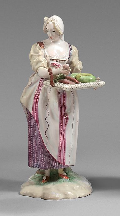 NIDERVILLER 代表一个商人的雕像，站在一个基座上，手里拿着一个装满蔬菜的托盘，有多色装饰。
18世纪。
 （手臂和腰部有修复，底座和脚部有缺口）。
高&hellip;