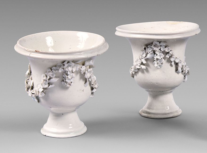 MENNECY (?) 一对白色珐琅彩的美第奇小花瓶，在浮雕中装饰着花环。
18世纪(Chips)。
高度：11.8厘米
出处：前施耐德收藏。