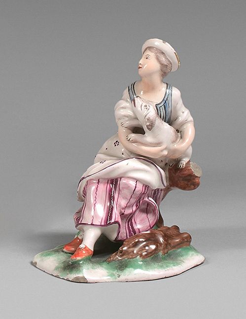 NIDERVILLER 表现一个女人靠着树干坐着的雕像，她怀里抱着她的狗，脚下是木质的柴草，有多色装饰。
18世纪。
 （小缺口和损坏）。
高度：10厘米